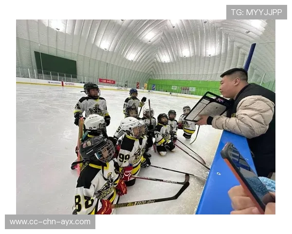 冰球名宿捐赠装备，助力青训未来